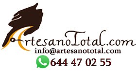 Artesano Total especialistas en artesanía en piel de cuero como bolso mujer, cartera hombre, llaveros personalizados y regalos empresa.